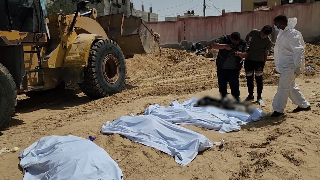 HAN YUNUS - Gazze'deki Nasır Hastanesi'nde bulunan toplu mezardan 51 ceset daha çıkarıldı