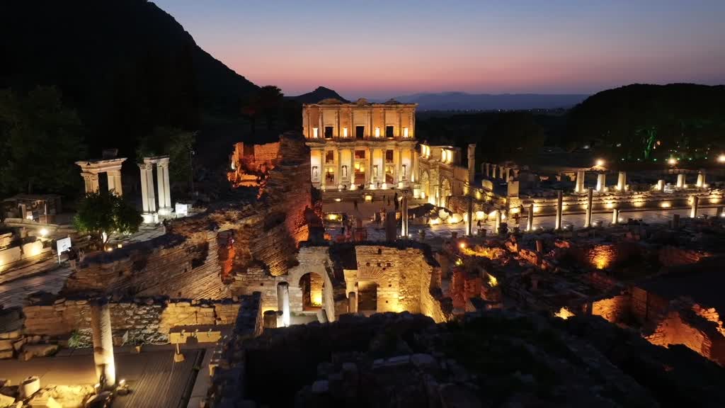 Türkiye’s ancient Ephesus city offers journey into the past at night