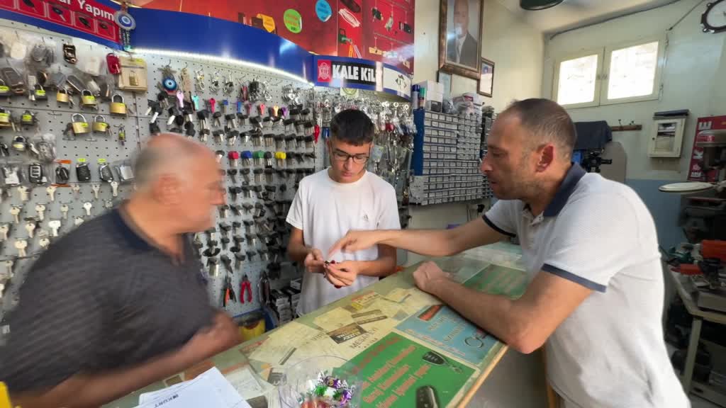 KİLİS - Emekli polis, baba mesleği anahtarcılığı torunuyla sürdürüyor