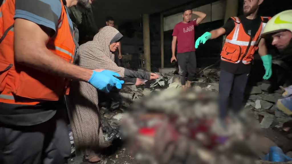 GAZZE - İsrail'in Gazze'de yerinden edilenlerin sığındığı okula düzenlediği saldırıda en az 100 kişi yaşamını yitirdi (1)