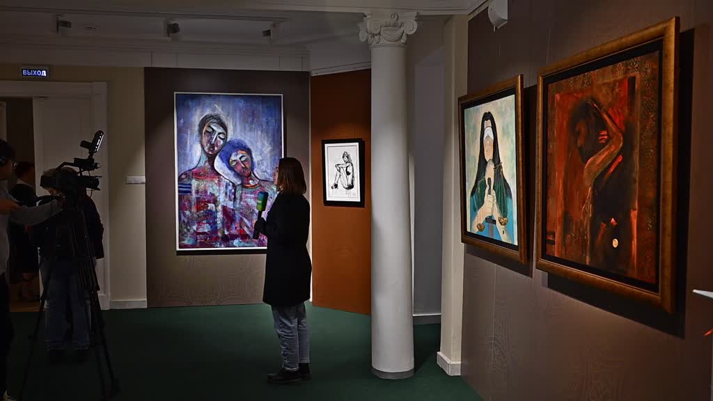 Ayesha Gaddafi, daughter of former Libyan leader, exhibits artworks in Moscow