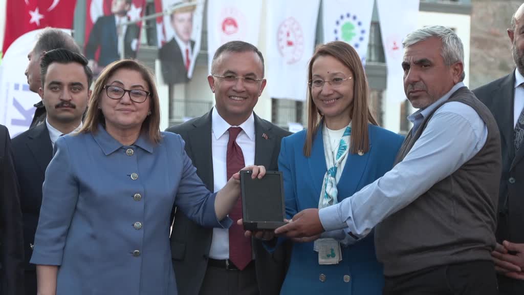 GAZİANTEP - Deprem konutları kurayla hak sahiplerine teslim edildi