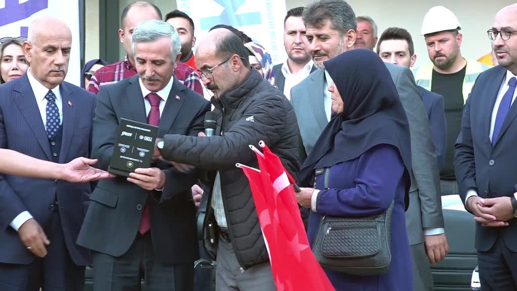 KAHRAMANMARAŞ - Deprem konutları kurayla hak sahiplerine teslim edildi