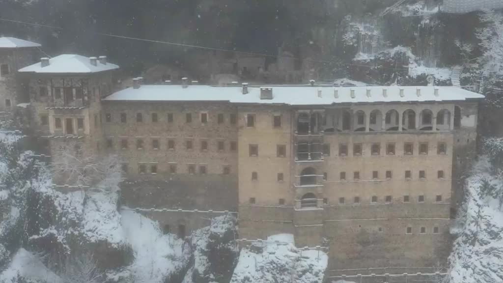 Snowfall transforms Sumela Monastery in northern Türkiye into winter wonderland