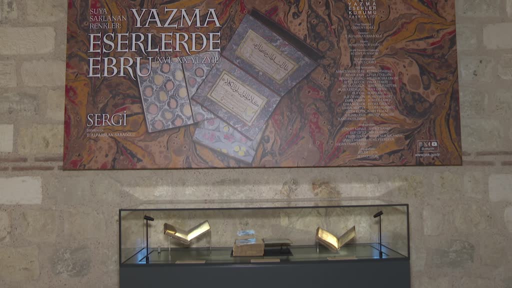 'Suya Saklanan Renkler: Yazma Eserlerde Ebru' sergisi İstanbul'da sanatseverlerle buluştu