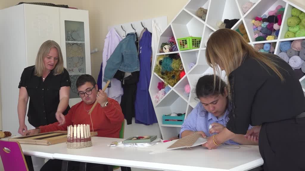 BİLECİK - Özel gereksinimli öğrenciler dokudukları kilimlerle el becerisi kazanıyor