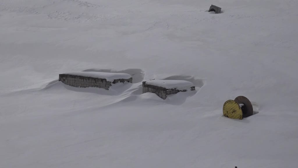 VAN - 'Kar koridoru'ndan geçerek ilçeye ulaşıyorlar