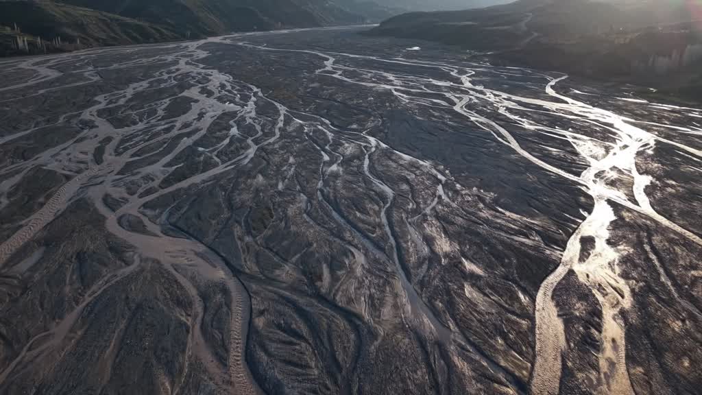 MALATYA - (Dron) Şiro Çayı eriyen kar sularını Fırat Nehri’ne taşıyor