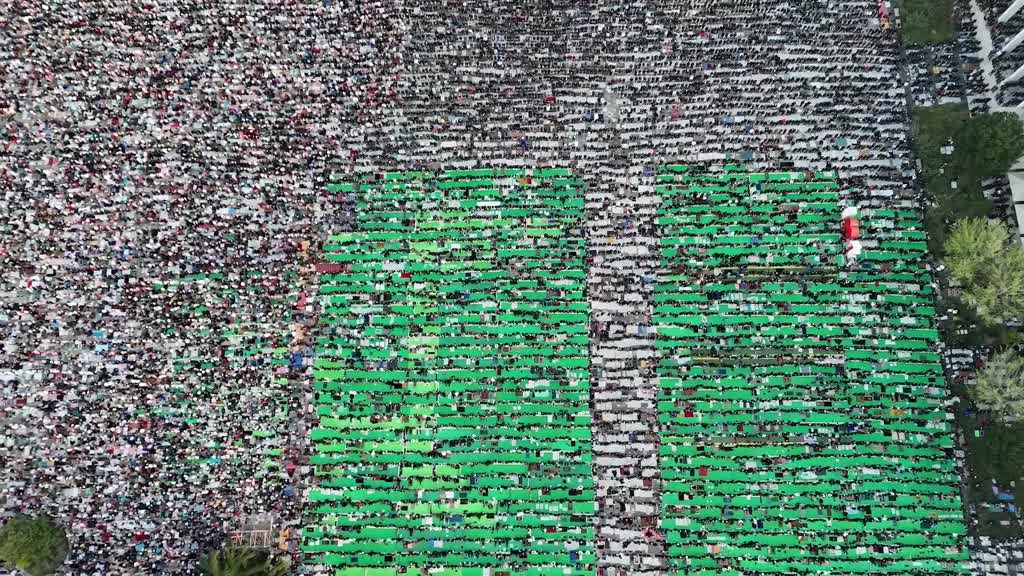 Thousands gather in Tirana’s Skanderbeg Square for Eid al-Fitr Prayers