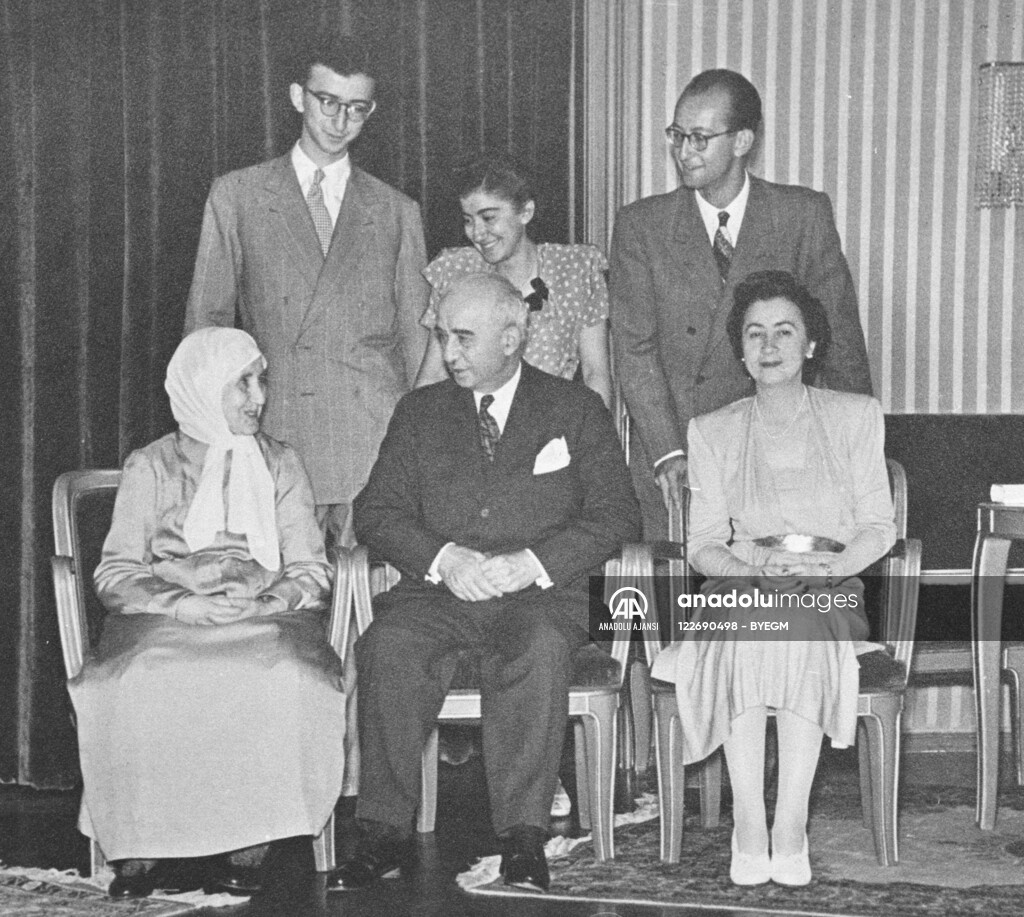CUMHURBASKANI ISMET INONU VE AILESI