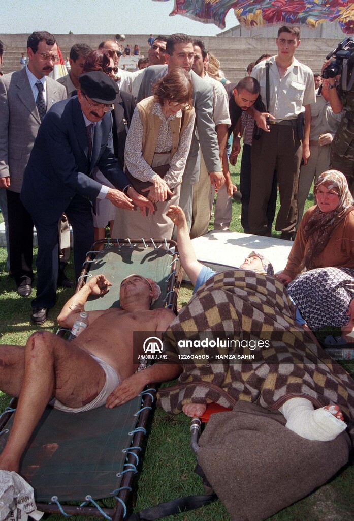 BASBAKAN ECEVIT YARALILARI ZIYARET ETTI