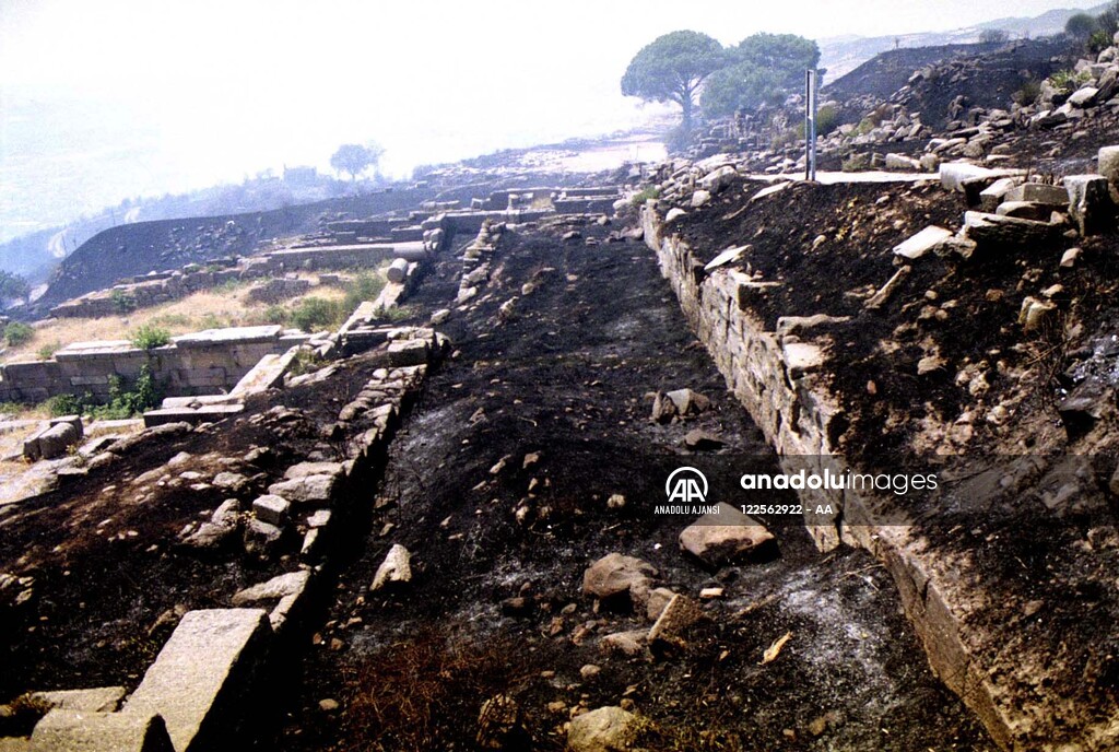 BERGAMA AKRAPOL''DEKI YANGIN