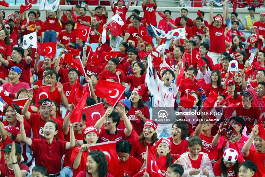 GUNEY KORELI TARAFTARLARIN TURK MILLI TAKIMINA DESTEGI