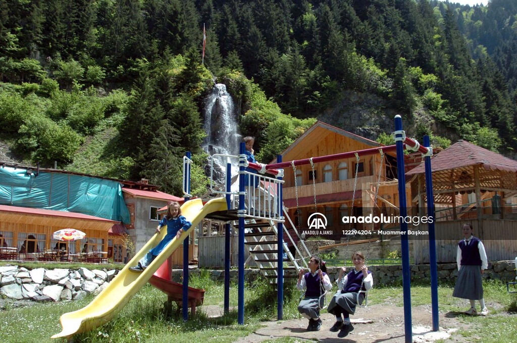 TURISTLERIN GOZBEBEGI UZUNGOL