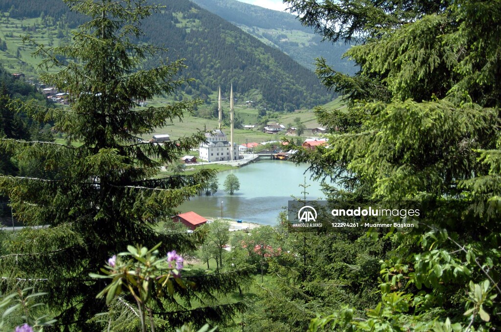 TURISTLERIN GOZBEBEGI UZUNGOL