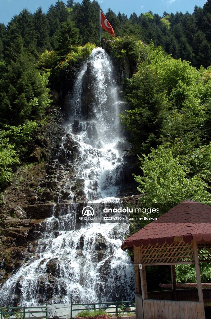 TURISTLERIN GOZBEBEGI UZUNGOL
