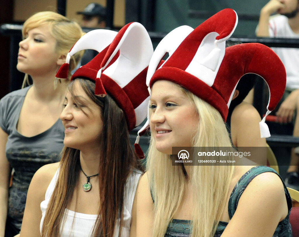 TRIBUNLERDEKI TARAFTARLAR MILLI TAKIMI  DESTEKLEDILER