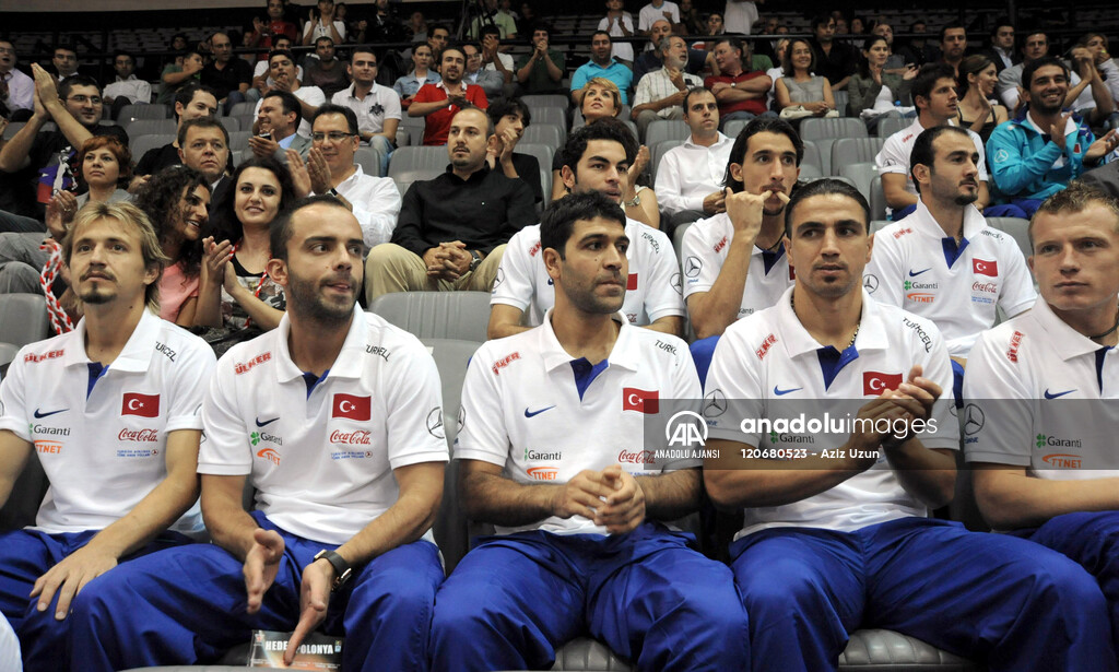 A MILLI FUTBOL TAKIMI, A MILLI BASKETBOL MACINI IZLEDI