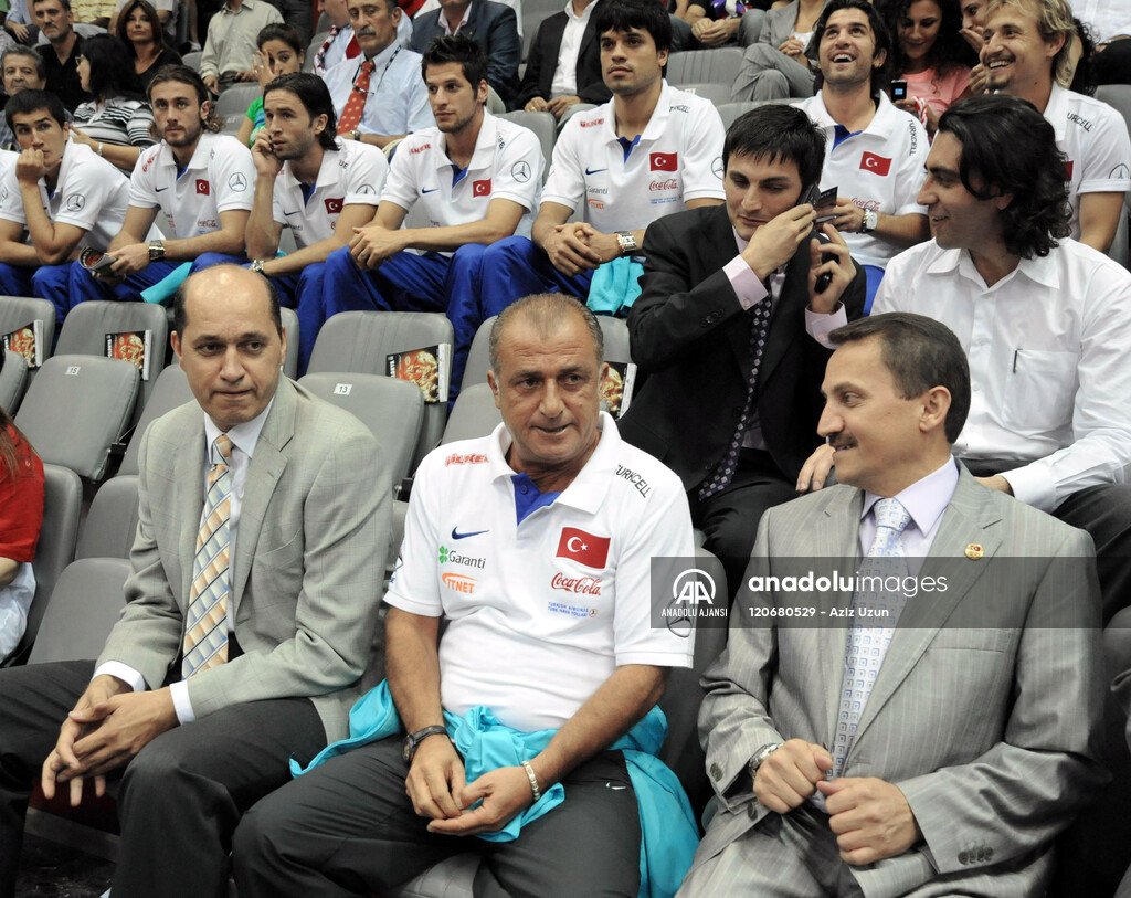 A MILLI FUTBOL TAKIMI, A MILLI BASKETBOL MACINI IZLEDI