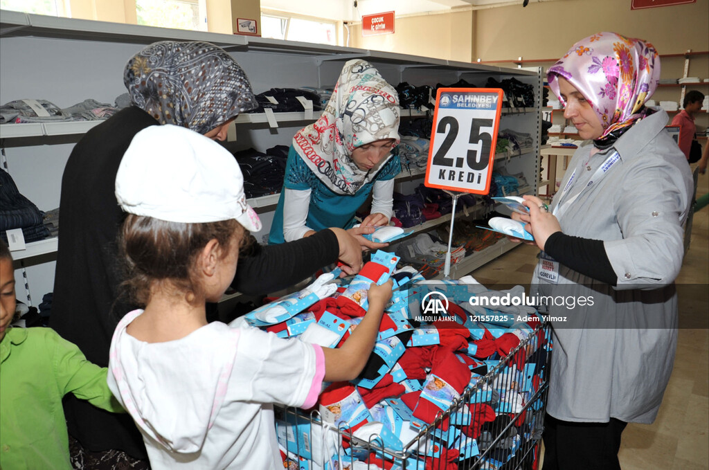 ''BU MARKETTE PARA GECMIYOR''