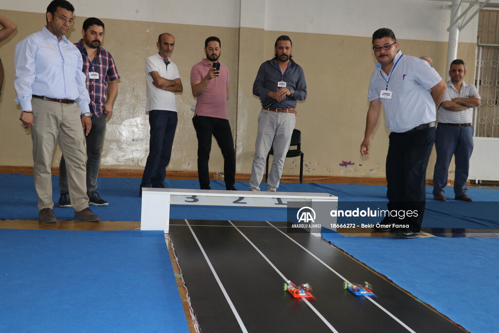 Öğrenciler robotlarıyla yarıştı