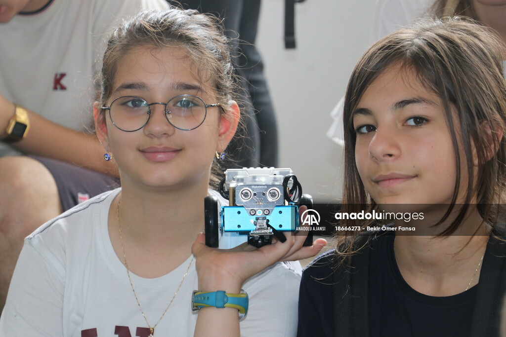Öğrenciler robotlarıyla yarıştı