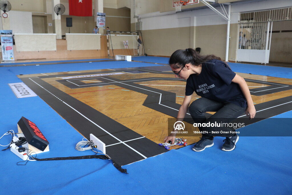 Öğrenciler robotlarıyla yarıştı