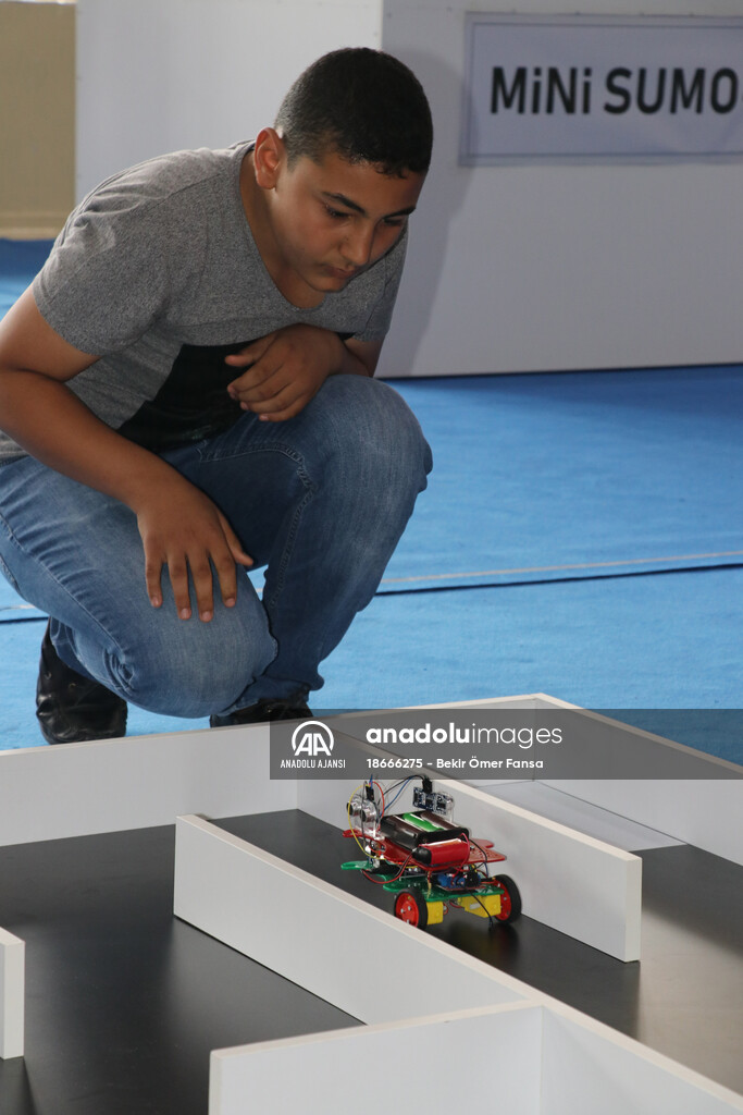Öğrenciler robotlarıyla yarıştı