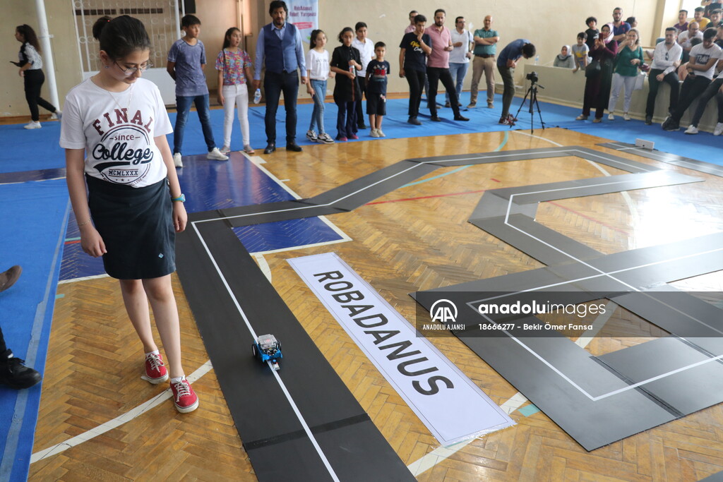 Öğrenciler robotlarıyla yarıştı