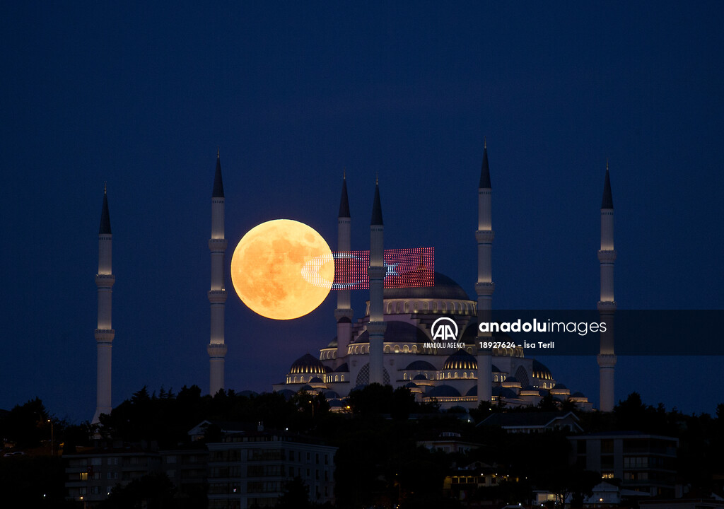 Full Moon in Istanbul