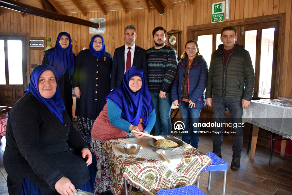 Köylü kadınlar tarlada hazırlandıkları tiyatrodan kopamadı