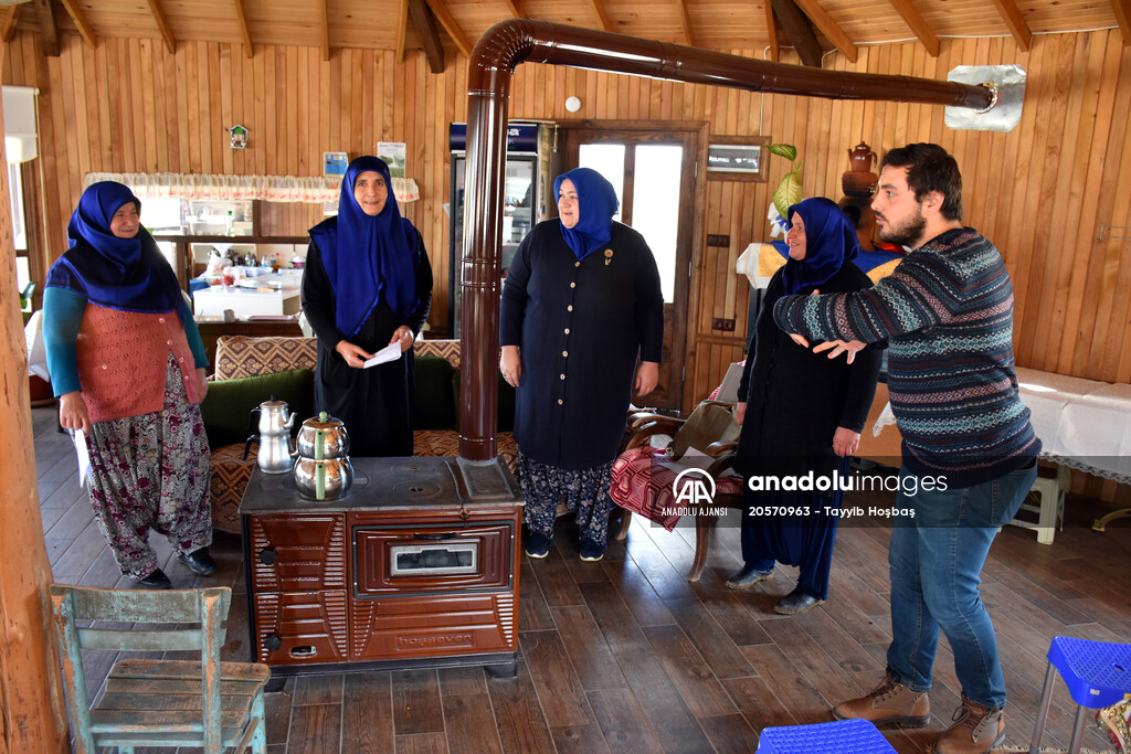 Köylü kadınlar tarlada hazırlandıkları tiyatrodan kopamadı