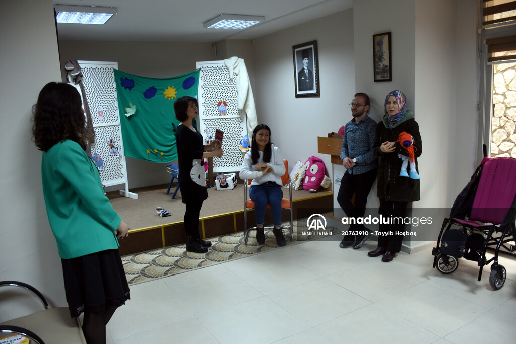 Anneler kitap okudu, özel çocuklar engelsiz sahnede canlandırdı