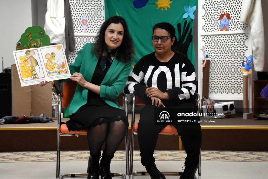 Anneler kitap okudu, özel çocuklar engelsiz sahnede canlandırdı