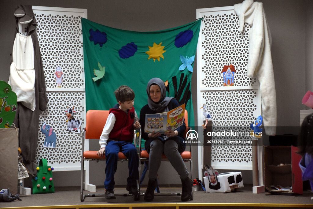 Anneler kitap okudu, özel çocuklar engelsiz sahnede canlandırdı