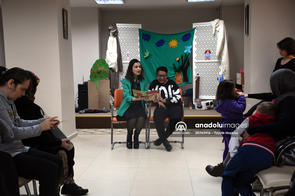 Anneler kitap okudu, özel çocuklar engelsiz sahnede canlandırdı