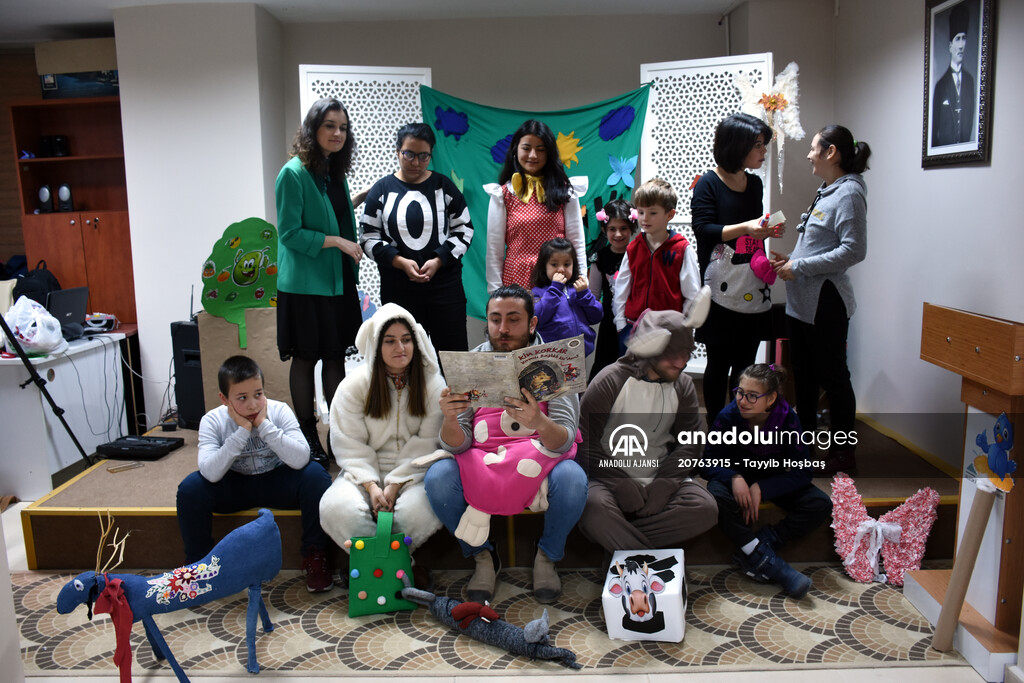 Anneler kitap okudu, özel çocuklar engelsiz sahnede canlandırdı