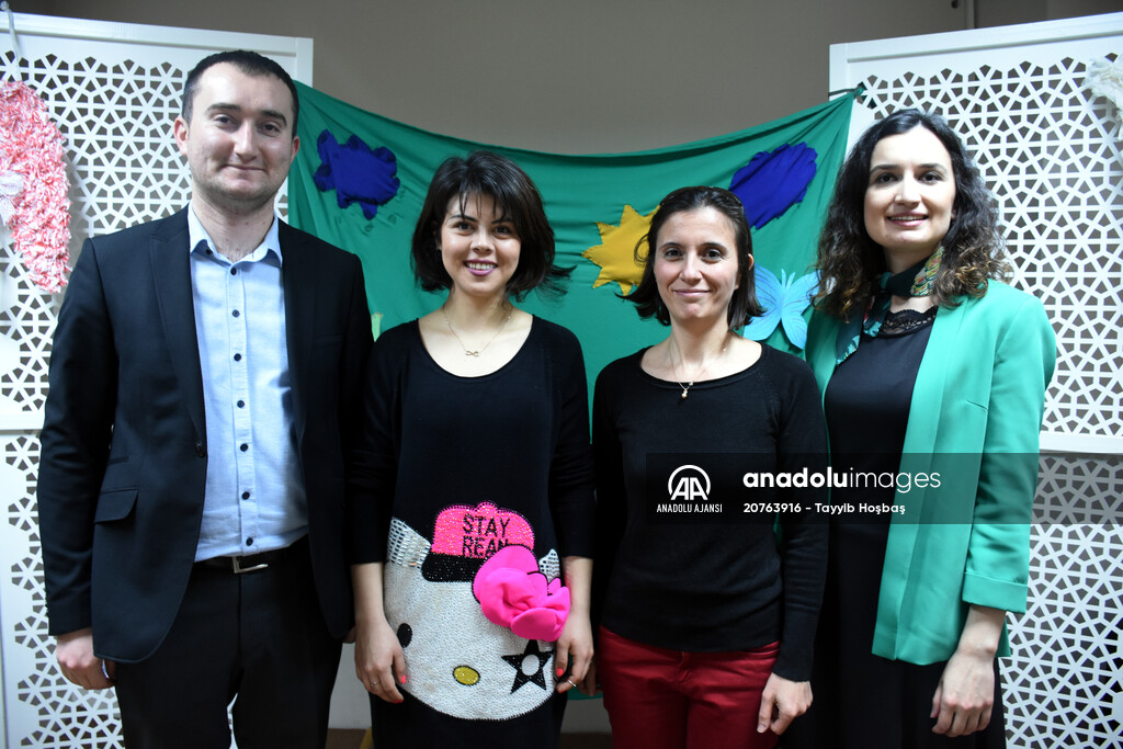 Anneler kitap okudu, özel çocuklar engelsiz sahnede canlandırdı