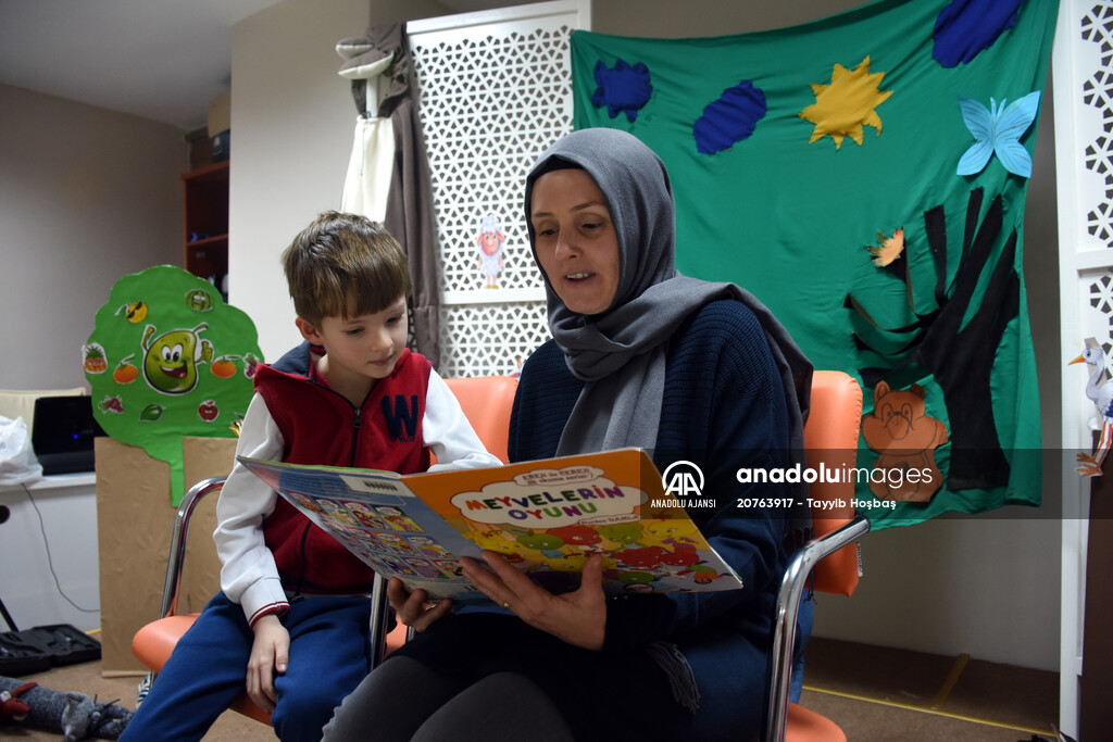 Anneler kitap okudu, özel çocuklar engelsiz sahnede canlandırdı