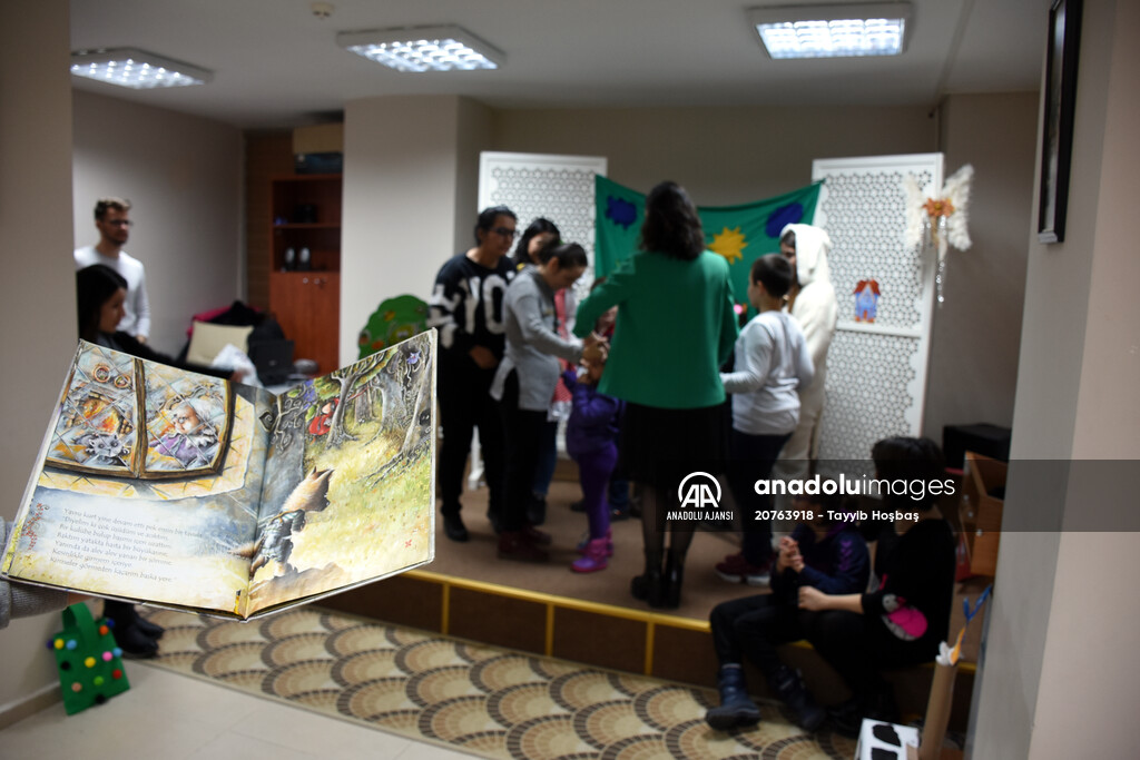 Anneler kitap okudu, özel çocuklar engelsiz sahnede canlandırdı