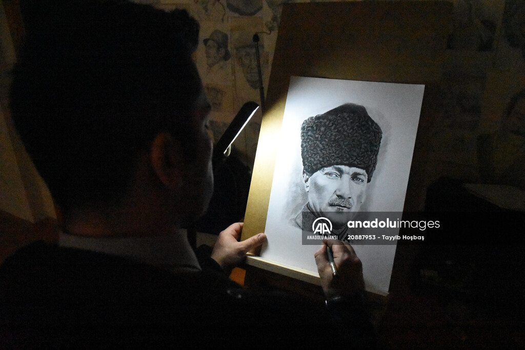 Güvenliğini sağladığı kütüphanede "tesadüfen" kara kalem yeteneğini keşfetti