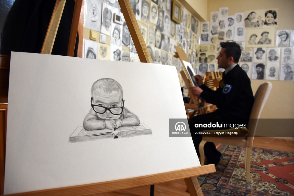 Güvenliğini sağladığı kütüphanede "tesadüfen" kara kalem yeteneğini keşfetti