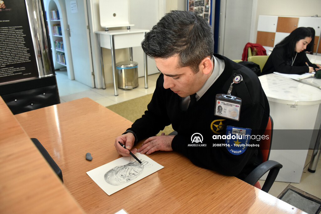 Güvenliğini sağladığı kütüphanede "tesadüfen" kara kalem yeteneğini keşfetti