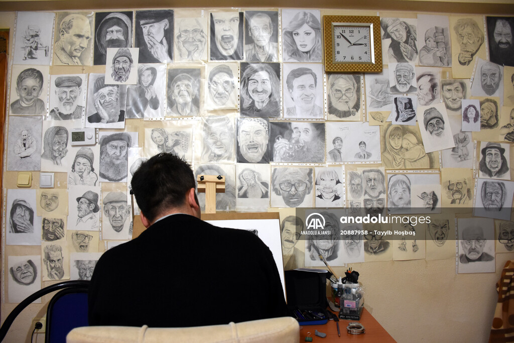 Güvenliğini sağladığı kütüphanede "tesadüfen" kara kalem yeteneğini keşfetti