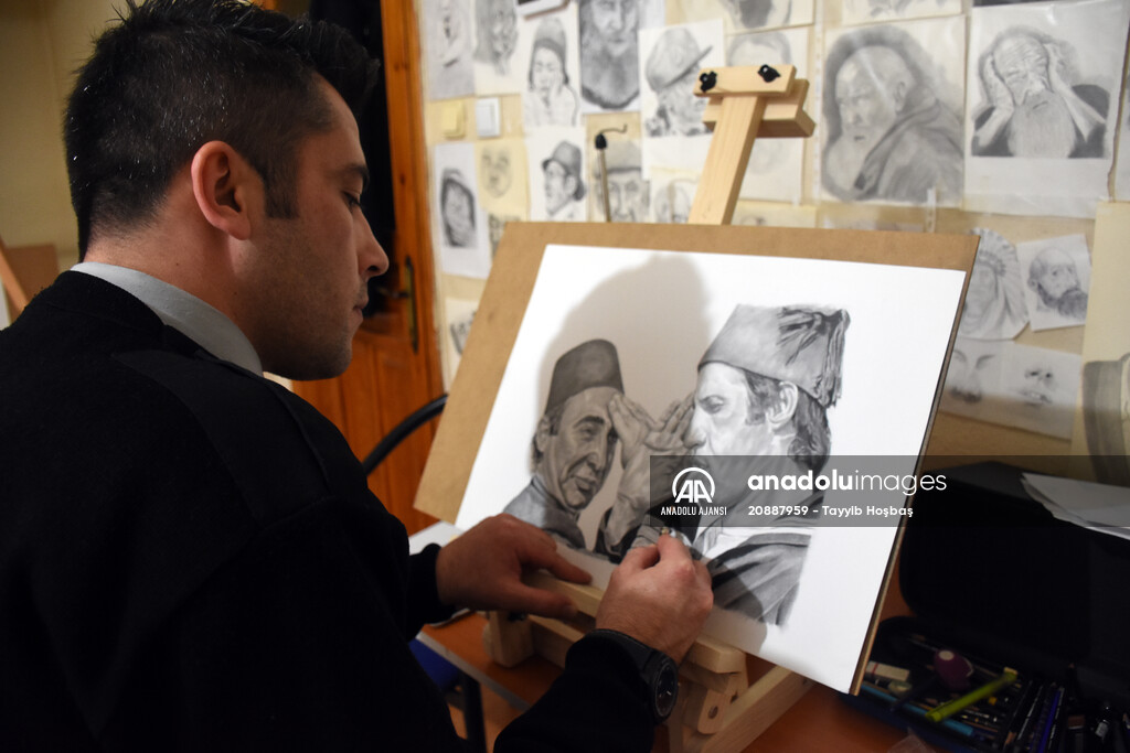 Güvenliğini sağladığı kütüphanede "tesadüfen" kara kalem yeteneğini keşfetti