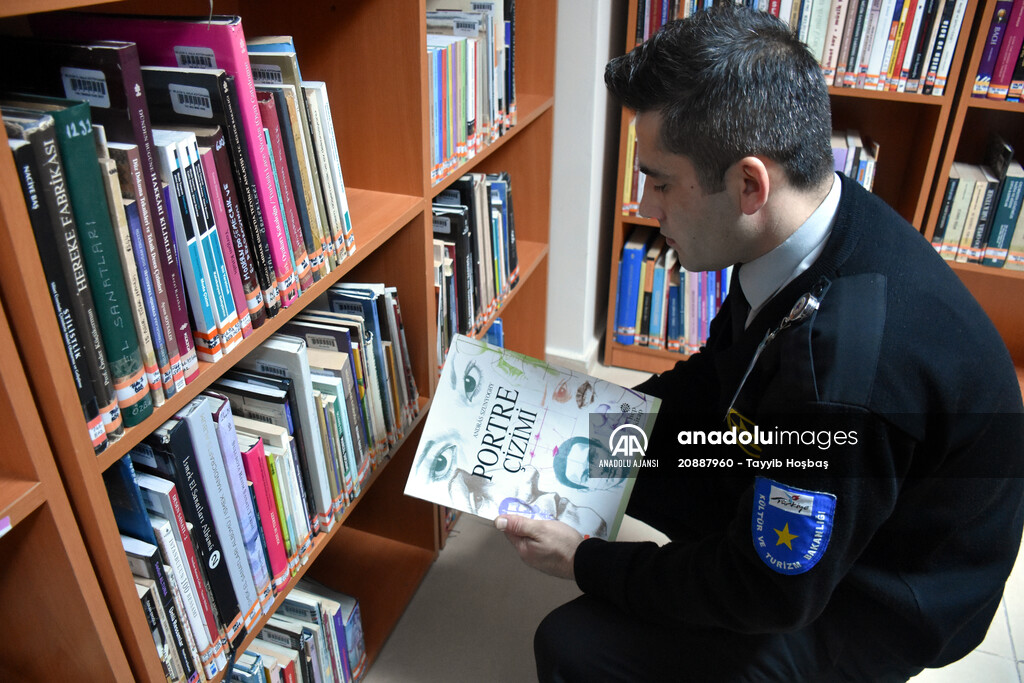 Güvenliğini sağladığı kütüphanede "tesadüfen" kara kalem yeteneğini keşfetti