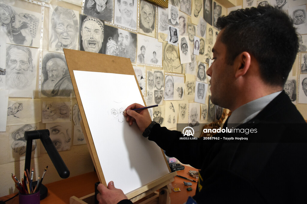 Güvenliğini sağladığı kütüphanede "tesadüfen" kara kalem yeteneğini keşfetti