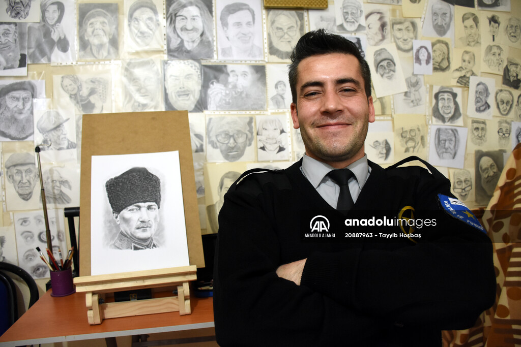 Güvenliğini sağladığı kütüphanede "tesadüfen" kara kalem yeteneğini keşfetti