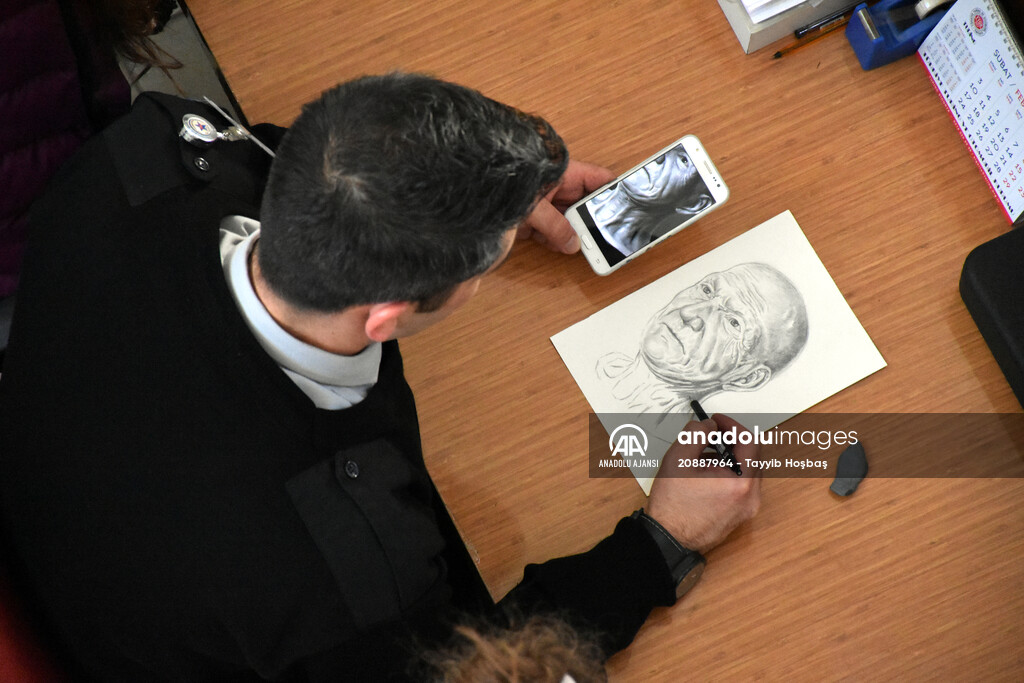 Güvenliğini sağladığı kütüphanede "tesadüfen" kara kalem yeteneğini keşfetti