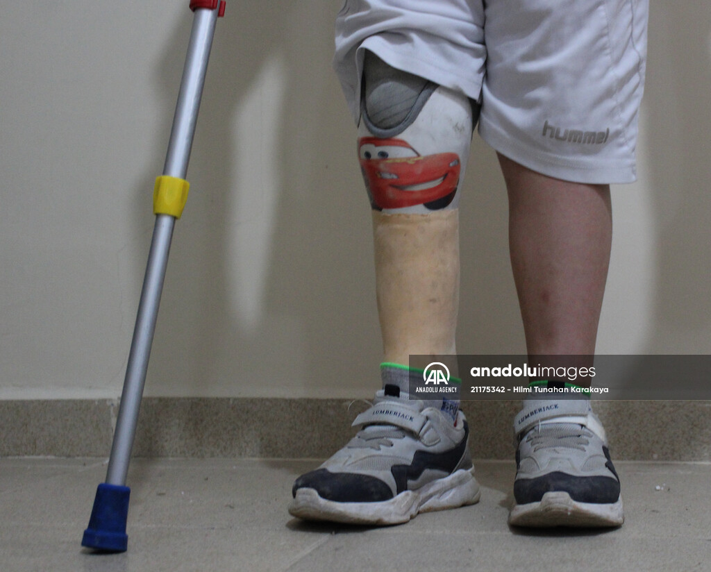 Brazil invites Syrian boy playing soccer with Santos jersey